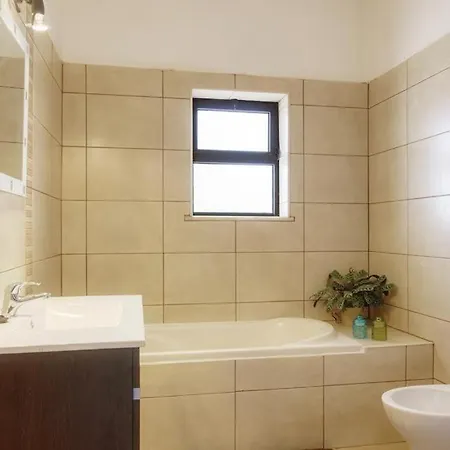 Sleeps 6 Pool Air Con Wifi